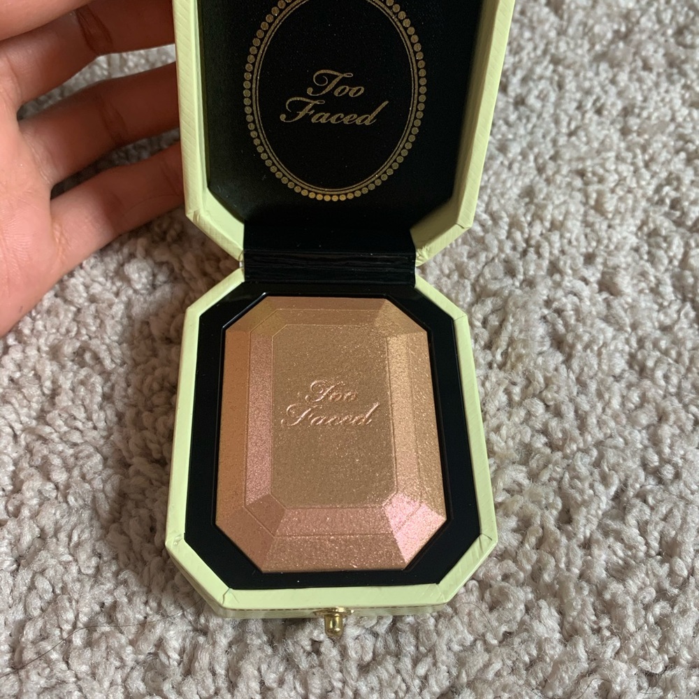 Too Faced - Highlighter